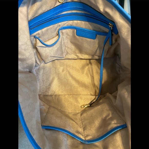 Michael Kors Jet Set Tote - Picture 4 of 5